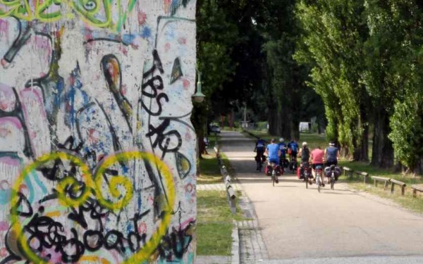 104-restant Berlijnse muur bij de Glienicker Brücke b