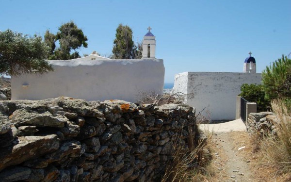 DSC_0671 2 kerkjes op weg naar Chora Tinos